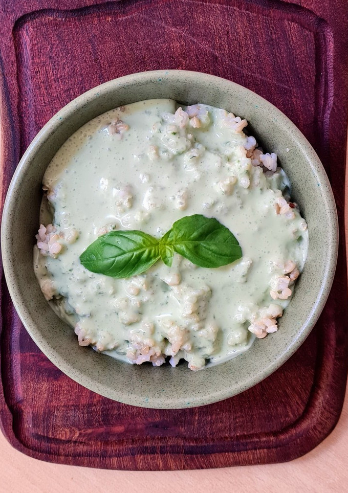 Una foto de Salsa fresca de albahaca y queso azul 💙 sobre la base de yogur