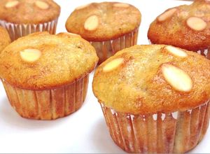 รูปของ เค้กกล้วยหอม สูตรเนยสด มันนุ่มมาก Banana muffins