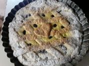 Una foto de tarta requesón con pasas