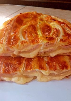 Una foto de Milhojas de jamón queso y huevo