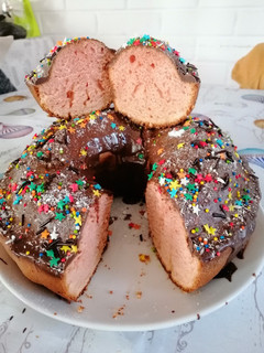 Una foto de Queque rosa y chocolate