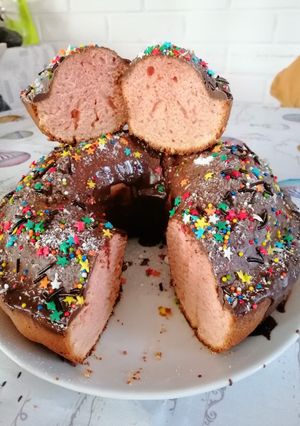 Una foto de Queque rosa y chocolate