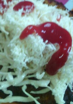 Una foto de Tostón con ensalada y queso