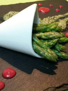 Una foto de Espárragos trigueros con salsa gribiche