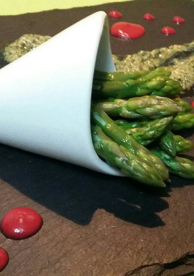 Una foto de Espárragos trigueros con salsa gribiche