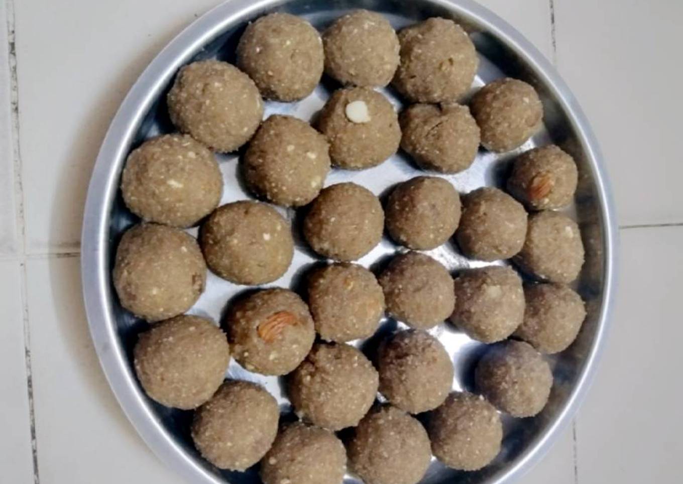 Besan ke laddu