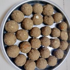 A picture of Besan ke laddu.