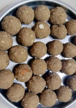 A picture of Besan ke laddu.