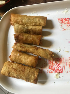 A picture of Samosa and spring rolls.