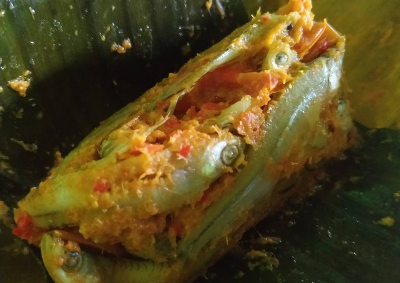 Pepes ikan seluang bumbu kuning