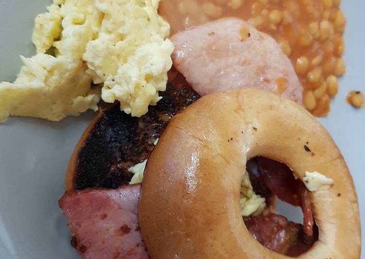 Step-by-Step Guide to Prepare Super Quick Homemade My Buttered toasted Bagel with Bacon,scrambled Egg + Beans. 💖