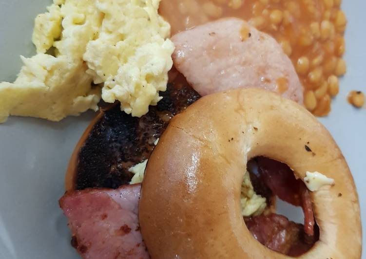 My Buttered toasted Bagel with Bacon,scrambled Egg + Beans. đ