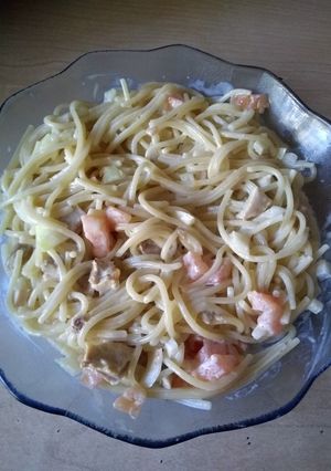 Una foto de Fideos Spaghetti con Crema, Pollo, Cebolla y Tomate