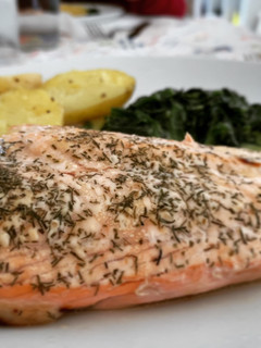 Una foto de Salmón al horno con espinacas a la crema - 15 minutos y listo