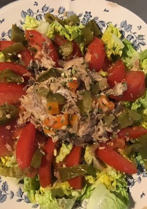Une photo de Salade de sucrine tomates maquereau carotte et piment vert