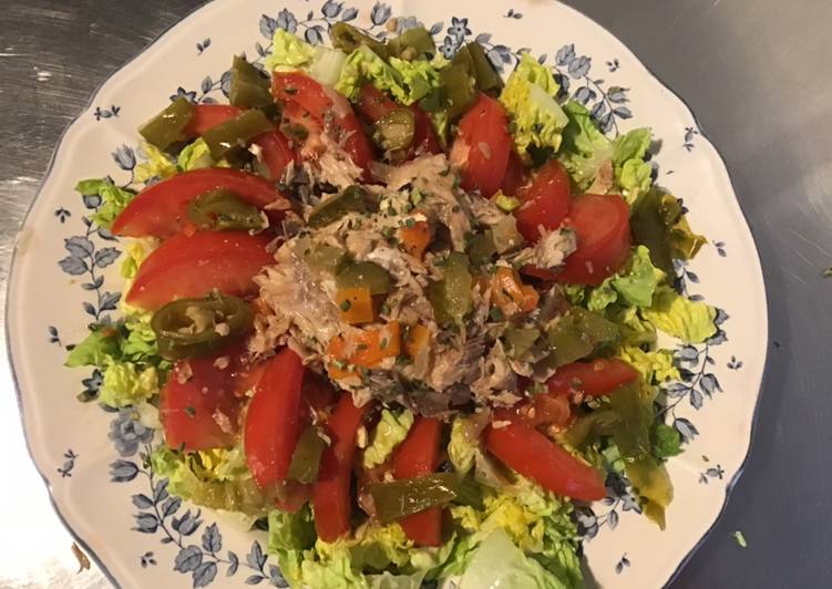 Comment Préparer Les Salade de sucrine tomates maquereau carotte et piment vert