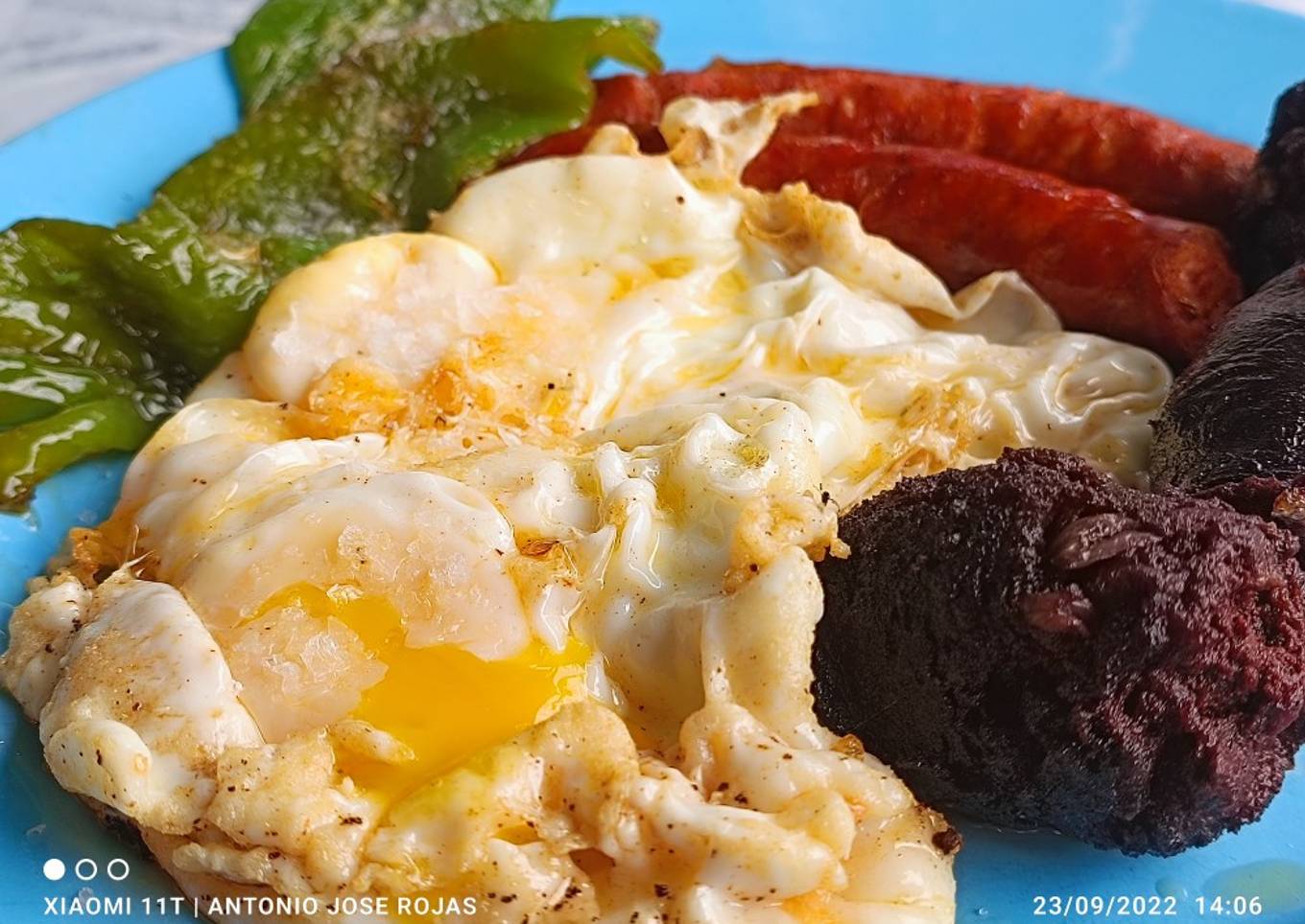 Huevos, chistorra, pimiento italiano y morcilla picante