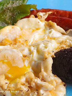 Una foto de Huevos, chistorra, pimiento italiano y morcilla picante