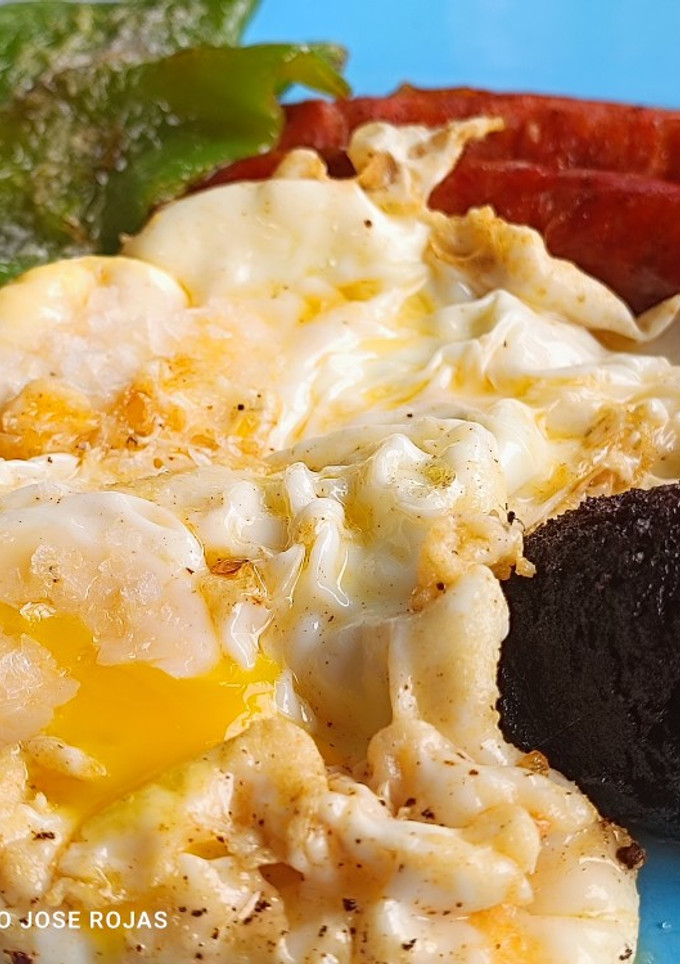Una foto de Huevos, chistorra, pimiento italiano y morcilla picante