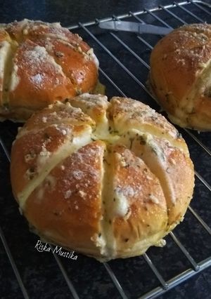 A picture of Korean Cream Cheese Garlic Bread.