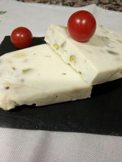 Una foto de Turrón de queso camembert con frutos secos