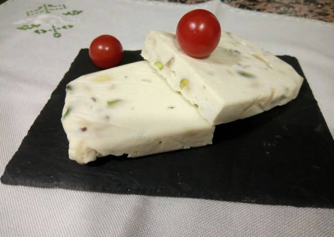 Foto principal de Turrón de queso camembert con frutos secos