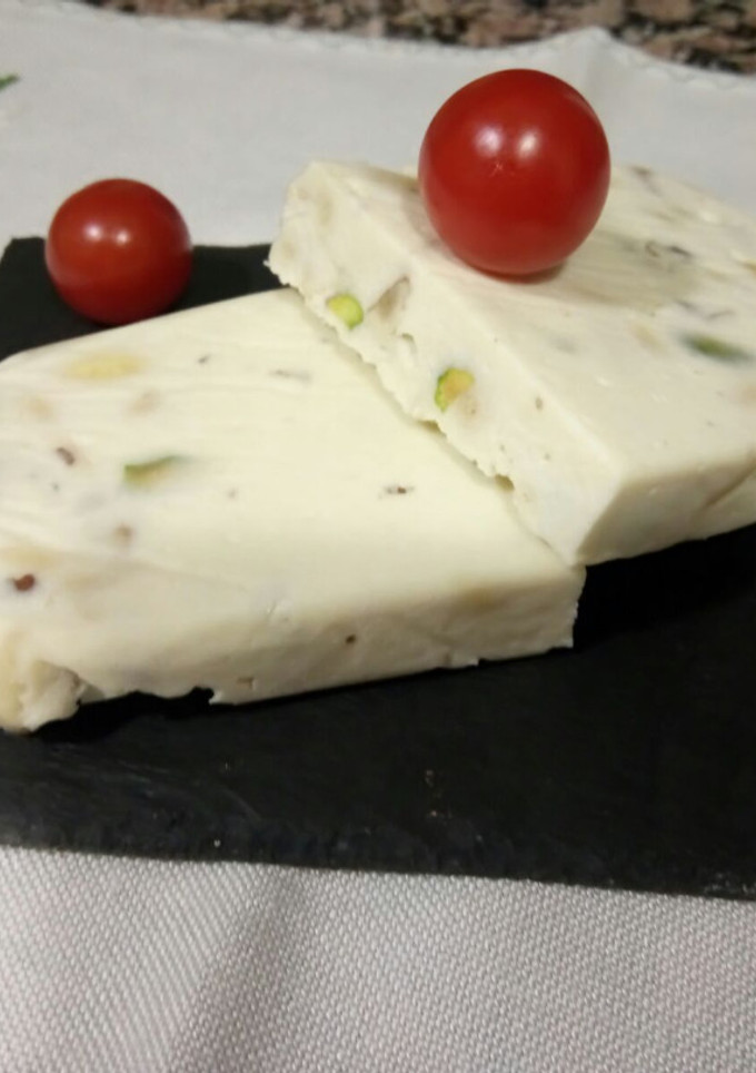 Una foto de Turrón de queso camembert con frutos secos