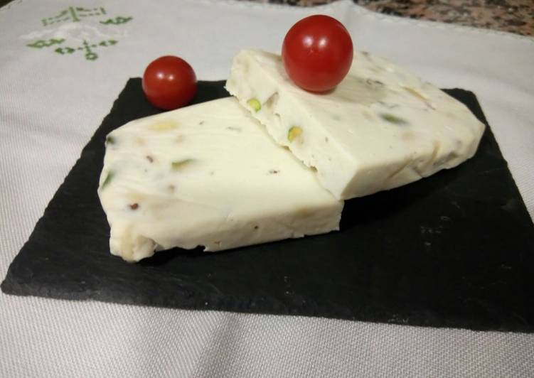 Turrón de queso camembert con frutos secos