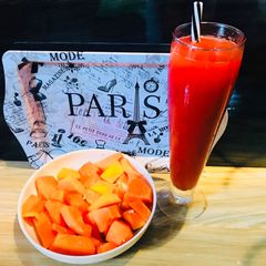 Apple Watermelon JuiceWith bowl of papayarefreshing,nutritious Fiber rich breakfast A picture of Apple Watermelon JuiceWith bowl of papayarefreshing,nutritious Fiber rich breakfast.