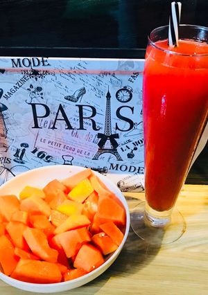 A picture of Apple Watermelon JuiceWith bowl of papayarefreshing,nutritious Fiber rich breakfast.
