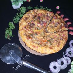 A picture of Spicy chicken pizza🍕.