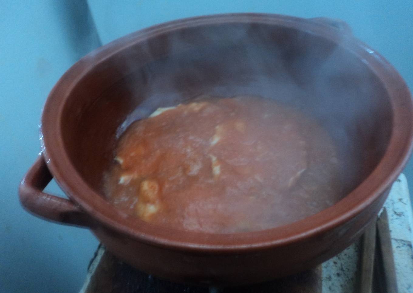 Milanesas de pollo en salsa de cherry y chile güero encurtido y epazote las correa. México