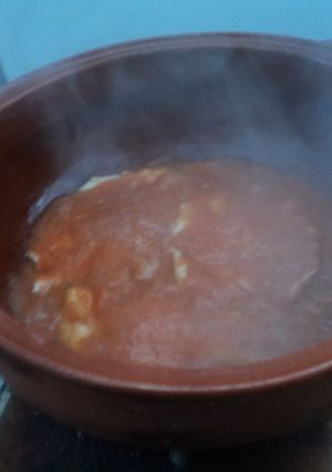 Una foto de Milanesas de pollo en salsa de cherry y chile güero encurtido y epazote las correa. México