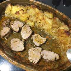 Una foto de Lomo de cerdo con patatas al horno
