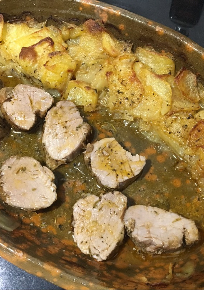 Una foto de Lomo de cerdo con patatas al horno