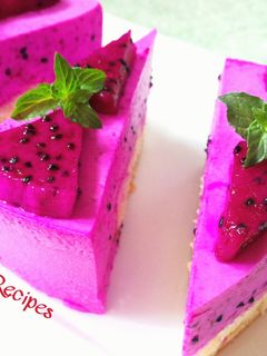 A picture of Pitaya Yogurt Cake.