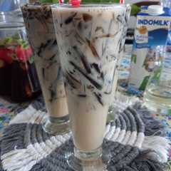 A picture of Milk Tea with grassjelly.