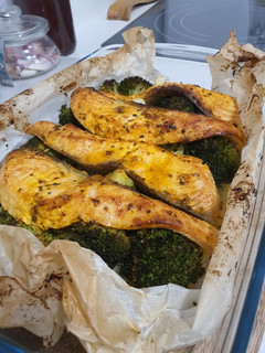 Una foto de Salmón a la cúrcuma con verduras