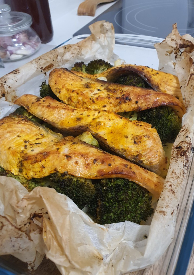 Una foto de Salmón a la cúrcuma con verduras