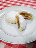 Biscotti spremiagrumi ripieni con marmellata di pesche