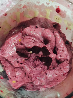 Una foto de Helado Vegano de banana y frutos rojos 🍌🫐