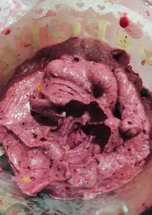 Una foto de Helado Vegano de banana y frutos rojos 🍌🫐
