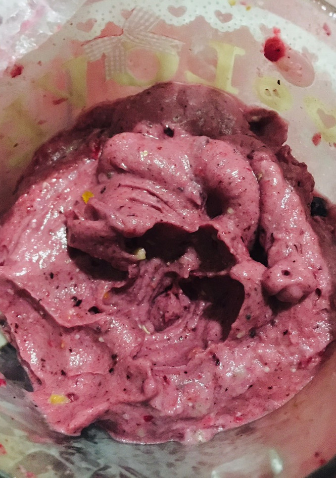Una foto de Helado Vegano de banana y frutos rojos 🍌🫐