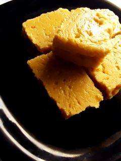 मैसूर पाक (Mysore Pak recipe in marathi) रेसिपी चे मुख्य फोटो