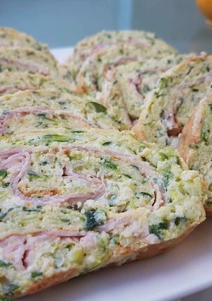 Une photo de Roulé aux courgettes chèvre frais curry et jambon