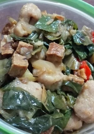 Una foto de Ñoquis de merluza con Tofu crocante y salteado de acelga al vino