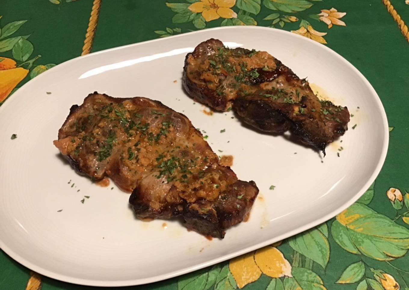 Côtes de porc laquées œuf, tomate, soja, persil