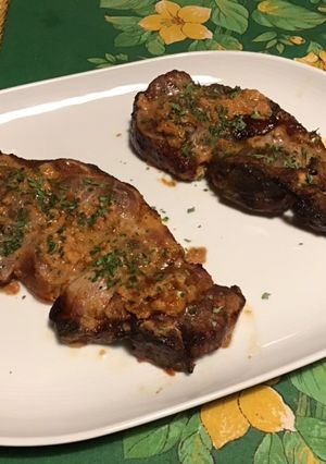 Une photo de Côtes de porc laquées œuf, tomate, soja, persil