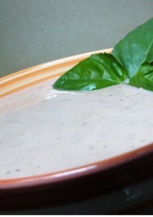 Una foto de Mousse fácil de tomate y albahaca