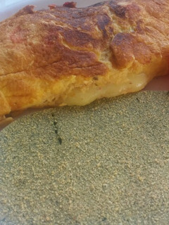Una foto de Omelette con muzzarella y remolacha